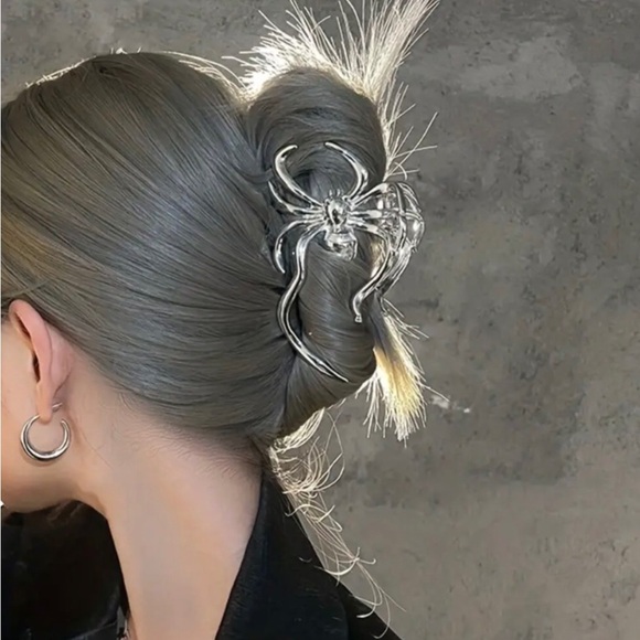 Womens Silver Tone Scary Halloween Spider Hair Claw Clip - Picture 2 of 8